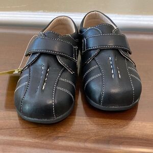 Itsy Bitzy black squeaker shoes new without tag size 8 toddler